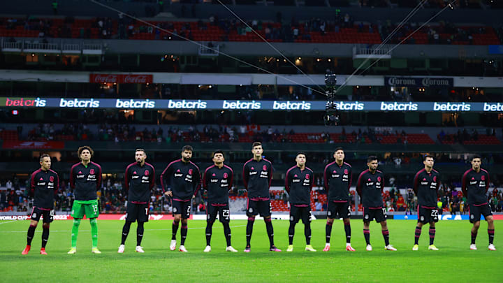 Jugadores de México previo a un partido ante Canadá.